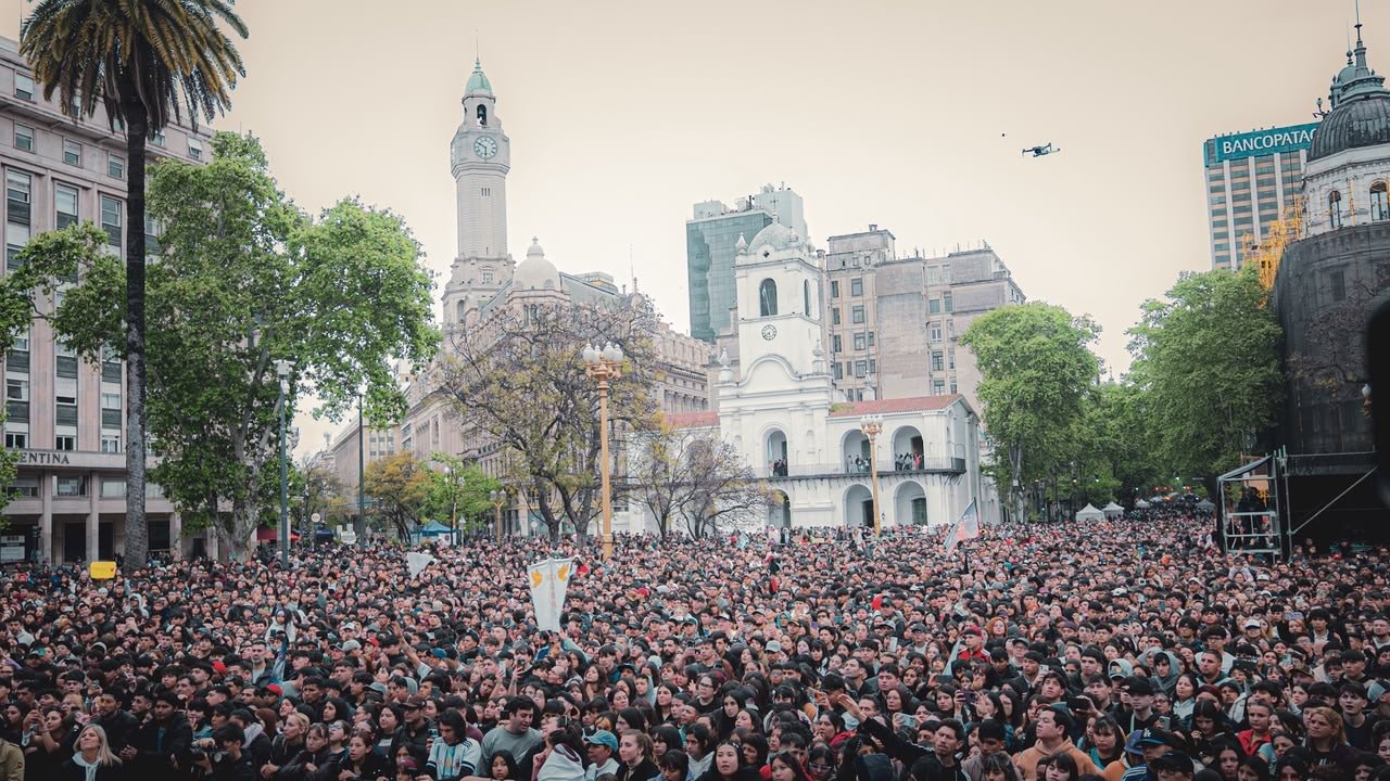 La fe no se detuvo por la lluvia: Experiencia Gospel 2026 reunió a mas de 100.000 personas desde Plaza de Mayo hasta el Obelisco