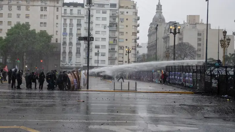 El Gobierno repudió los incidentes en la marcha universitaria: “Los mismos violentos de siempre quieren imponer el caos”