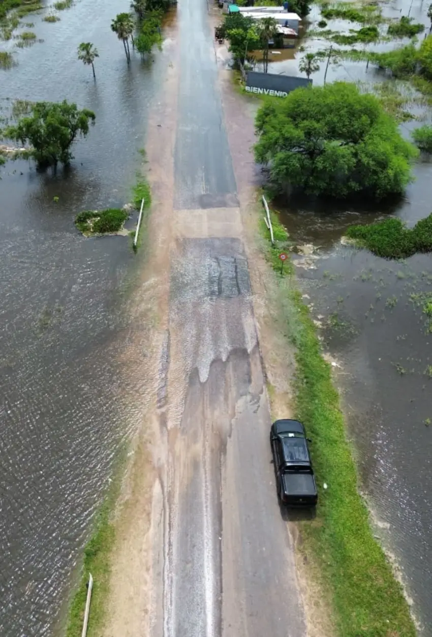 Puerto Antequeras: el agua cubre la ruta 63 a la altura del puente del Tragadero, pero no interrumpen el tránsito