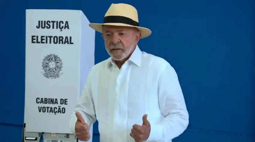 Lula votó en el balotaje y arremetió contra Flávio Bolsonaro: “Fue educado para mentir” y lo llamó “miliciano”
