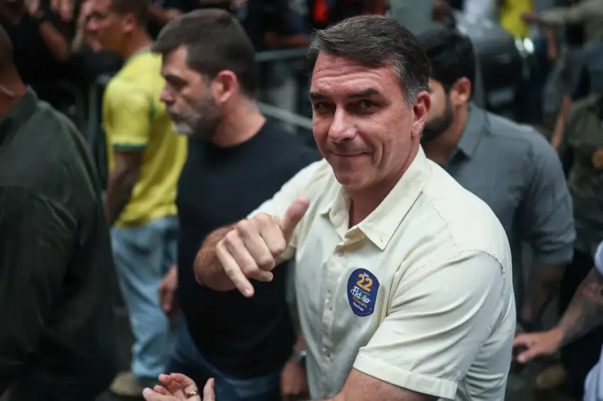 Flávio Bolsonaro votó en Río en el balotaje contra Lula y pidió un cambio: “Brasil no soporta más cuatro años así”