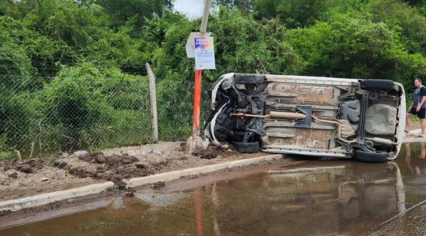 Despiste y vuelco en la colectora de la ruta Nicolás Avellaneda: un joven terminó hospitalizado