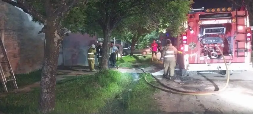 Un cortocircuito en un electrodoméstico provocó un incendio en un galpón y una casa en Resistencia